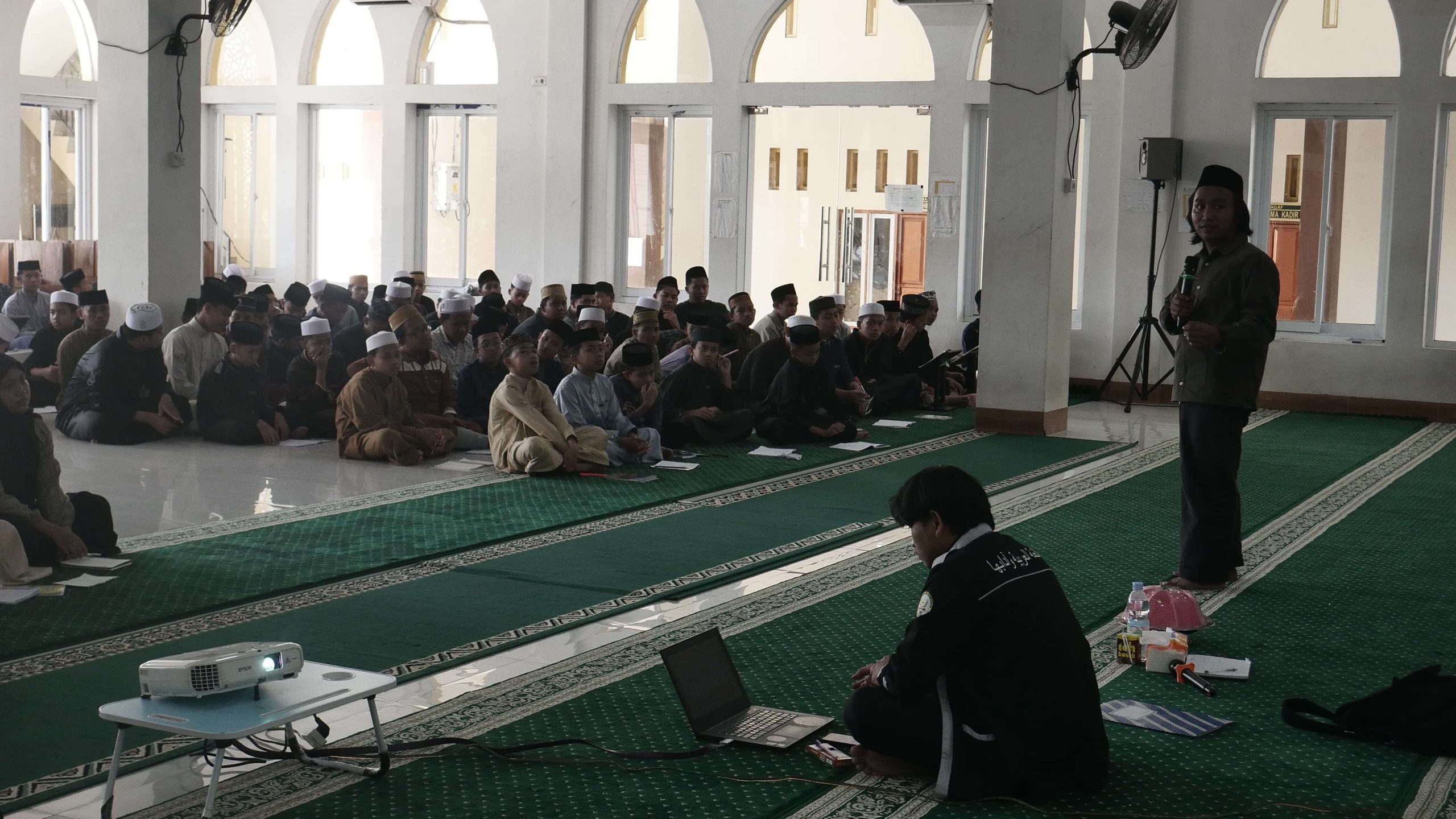 penerimaan materi langsung di masjid pesantren hasyimiyah. Dok: Panitia Perkampungan Bahasa Arab