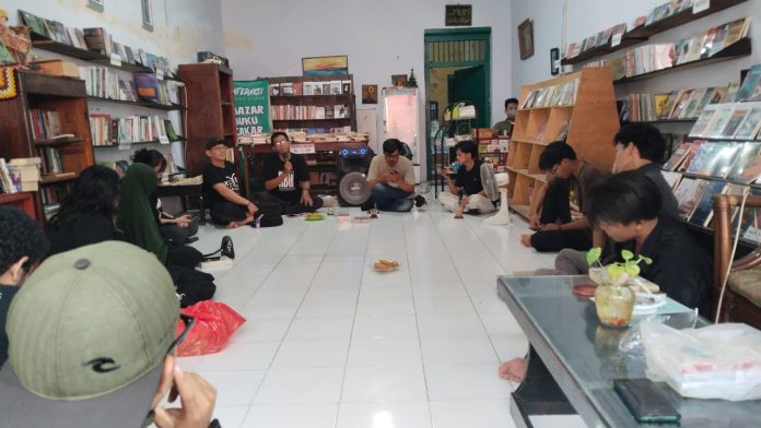Suasana diskusi cerita buku di Interaksi. Dok: Satriani