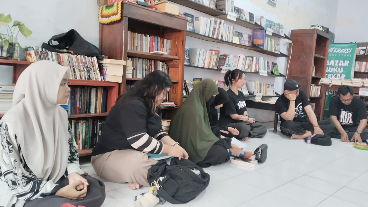 Peserta diskusi menyimak cerita. Dok: Satriani