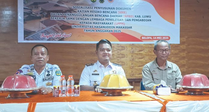 Wakil Bupati Luwu, Muhammad Dhevy Bijak Pawindu (tengah), Kepala BPBD Luwu, Andi Baso Tenriesa, MPA, M.Si (kiri) dan Ketua Pusat Studi Kebencanaan LPPM Unhas, Ilham Alimuddin, ST, M.Gis, Ph.D (kanan). Dok: Maupa.id