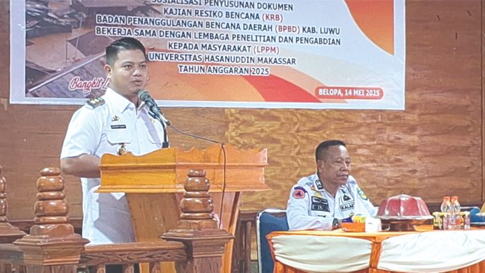 Wabup Luwu, Muhammad Dhevy Bijak memberi sambutan di acara Sosialisasi Dokumen Kajian Risiko Bencana (KRB) BPBD Luwu (Rabu, 14/5/2025). Dok: Maupa.id