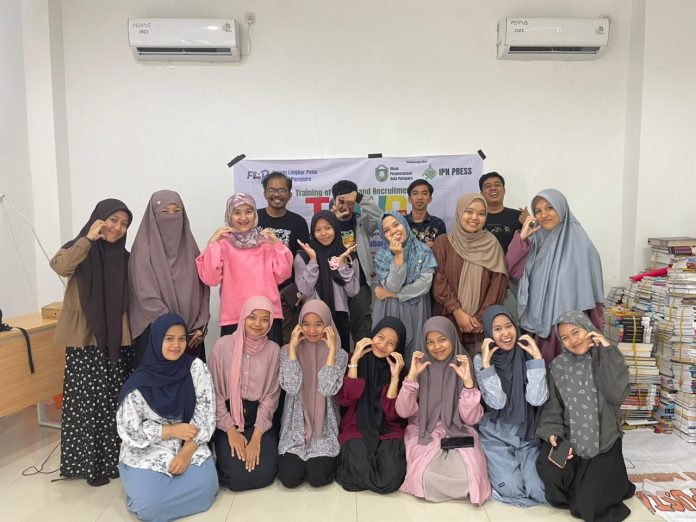 Foto Bersama Pengurus dan Peserta TOWR 5. Dok: Panitia TOWR