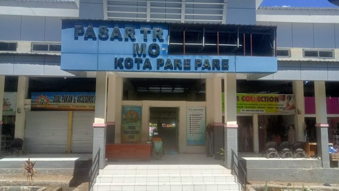 papan nama pasar Jompie yang lepas. Dok: Azwar Radhif