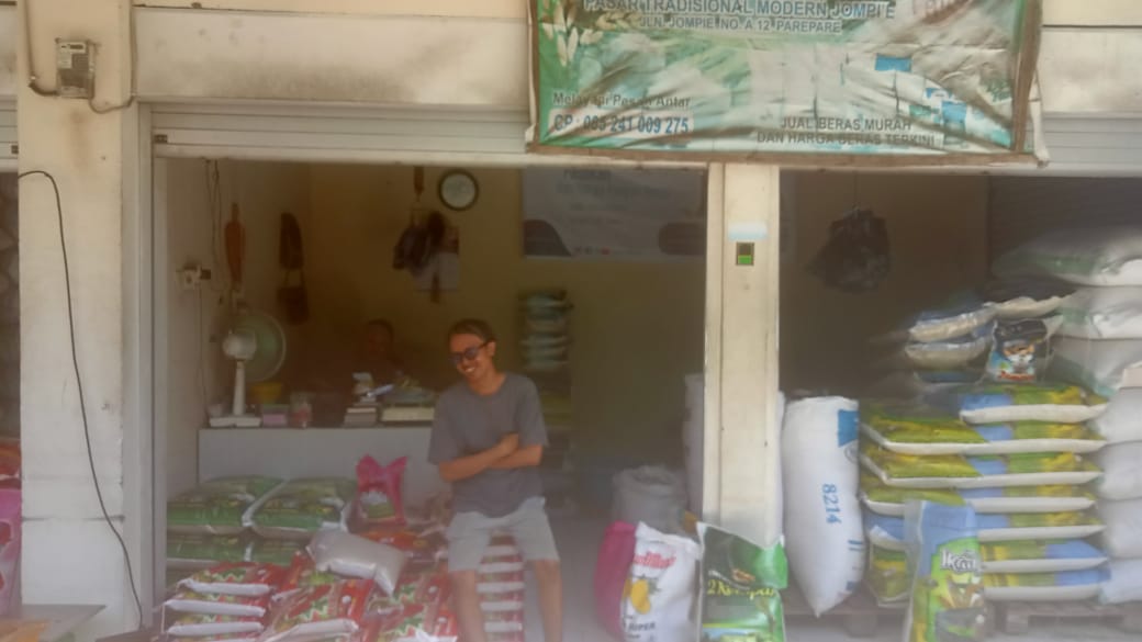 Aldi, pemuda pedagang beras pemilik kios di pasar. Dok: Azwar Radhif