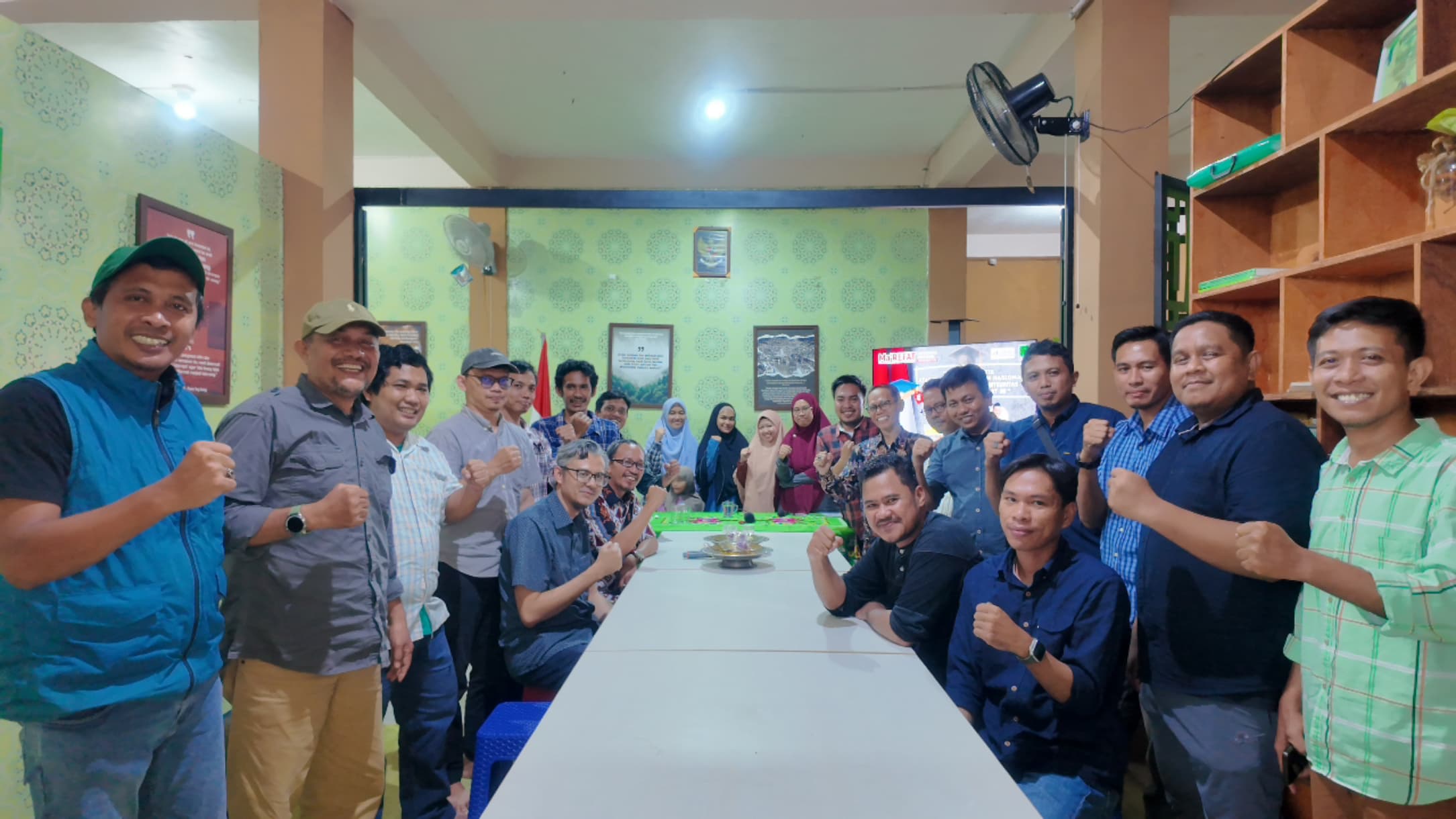 Sesi foto bersama di akhir diskusi. Dok: Muhammad Wahbah