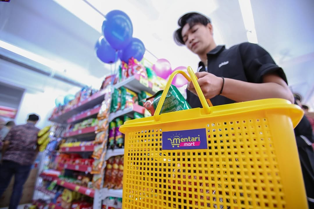 Pengunjung Minimart membeli kebutuhan sehari-hari. Dok: Instagram @ummcampus