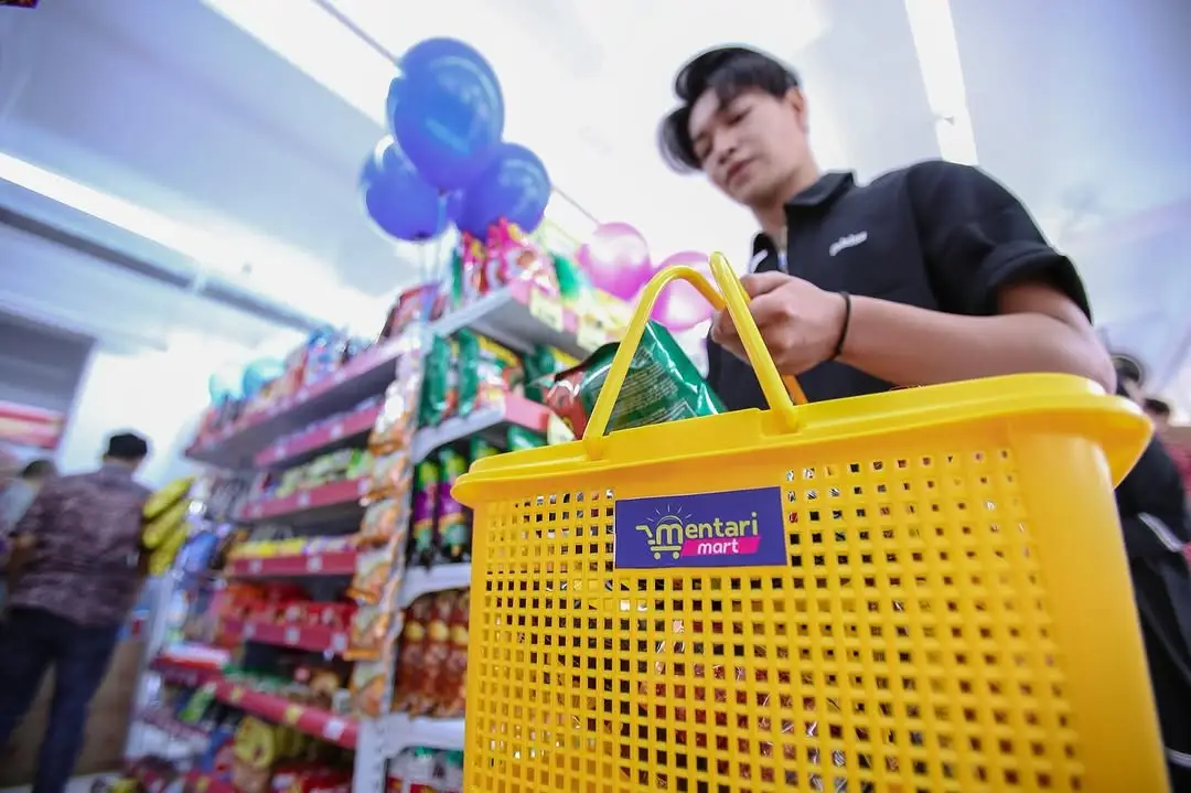 Pengunjung Minimart membeli kebutuhan sehari-hari. Dok: Instagram @ummcampus