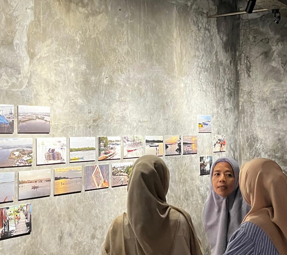 Pengunjung pameran melihat kumpulan foto. Dok: Panitia Pameran