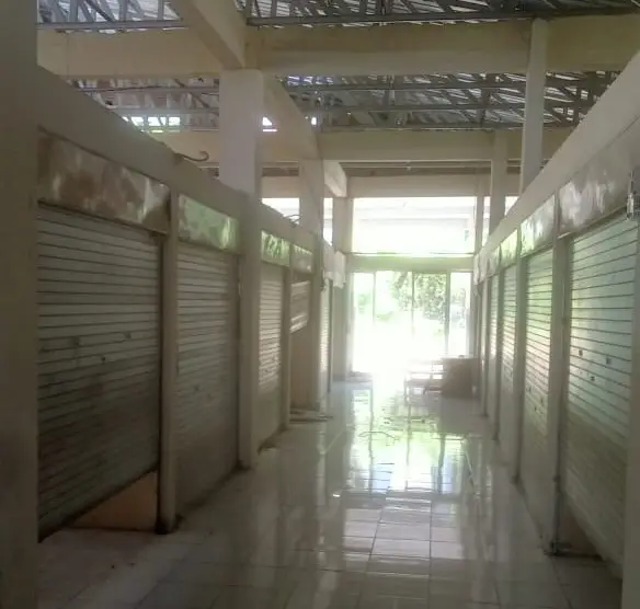 Beberapa los di pasar yang mulai sepi. Dok; Azwar Radhif
