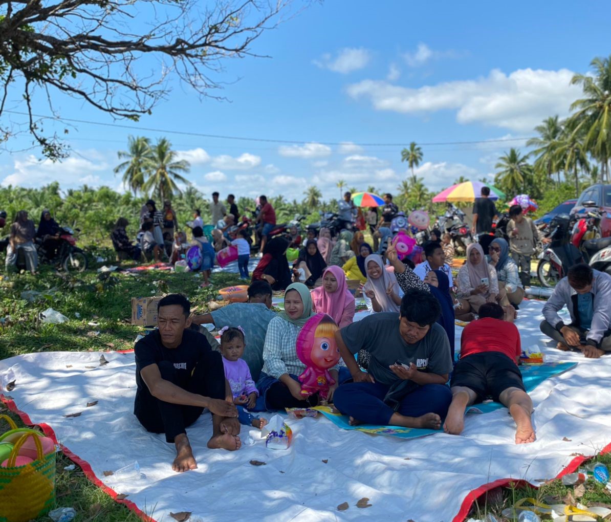 Masyarakat meramaikan lokasi kegiatan. Dok: Panitia FMS Budong-budong