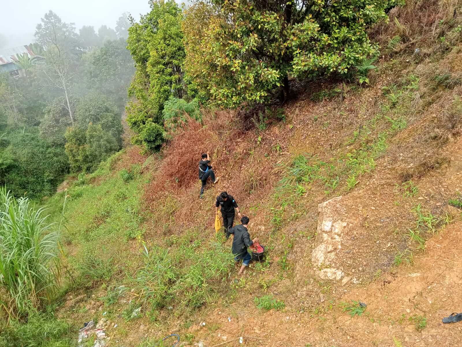 Penanaman pohon untuk mencegah longsor dan banjir di Boneposi dan Tolajuk l, Latimojong. Dok: Maupa.id