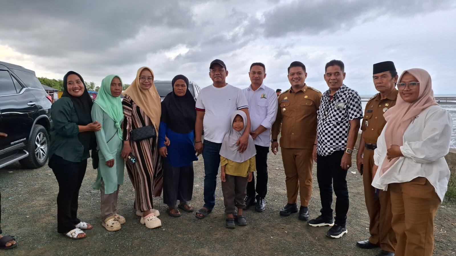 Ketua DPRD Luwu, Ahmad Gazali bersama Bupati Luwu, H. Patahudding, S.Ag dan Wakil Bupati Luwu, Muhammad Devy Bijak, SH bersama masyarakat di Pantai Taddette, Senga Selatan, Luwu. Dok: Maupa.id