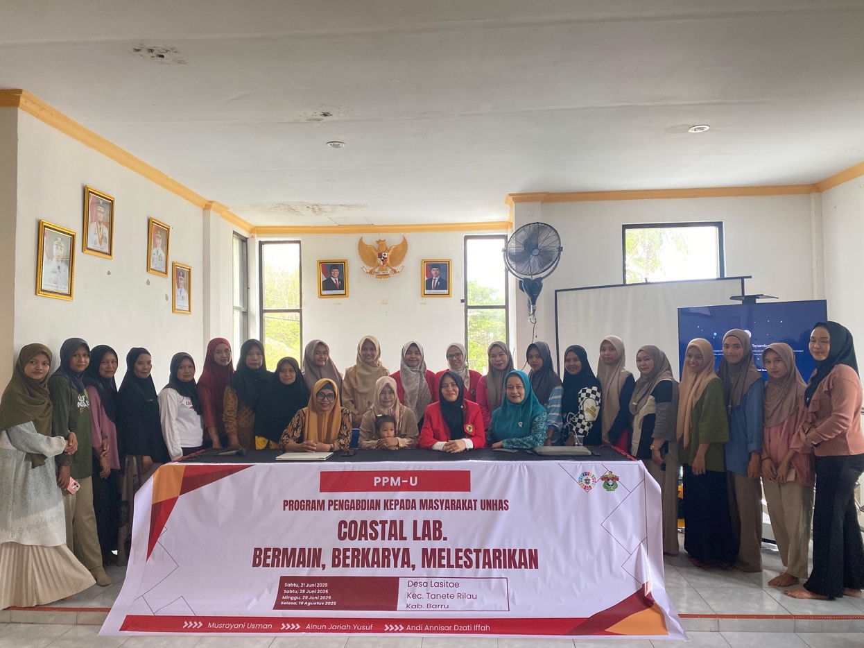 Foto bersama Mahasiswa, Dosen dan Masyarakat dalam acara Coastal Lab Anak Nelayan. Dok: Panitia