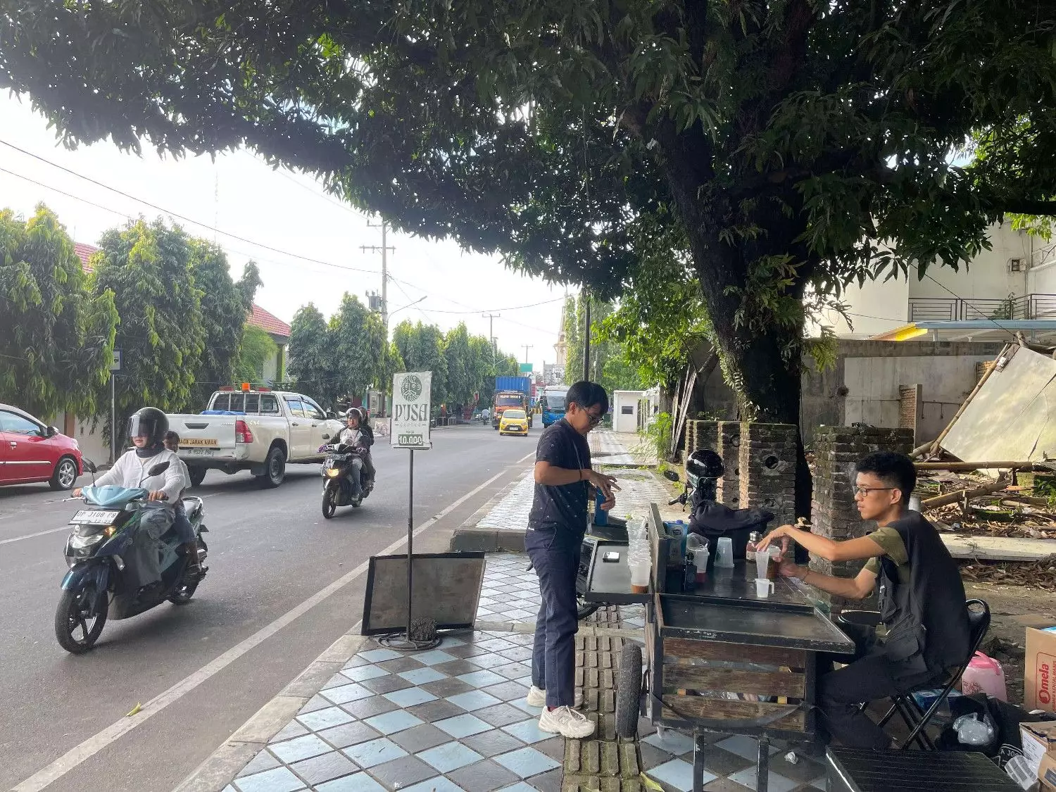 Pusa Coffee sedang melayani pelanggannya. Dok: Muhammad Wahbah
